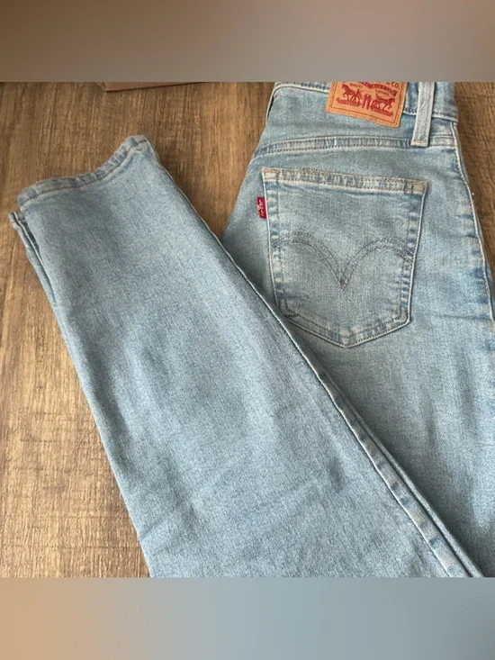 Levi's High Rise Mom Jeans - Picture 4 of 5